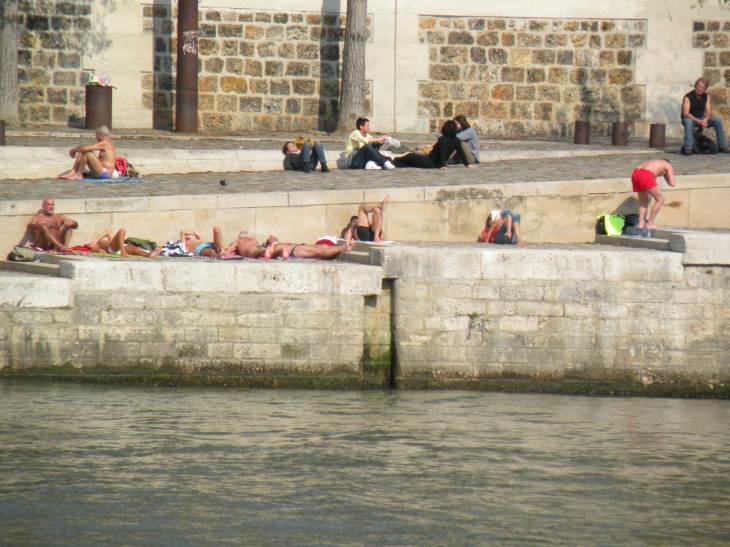  bain de soleil sur les berges de la Seine